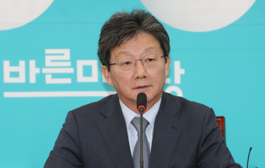 발언하는 유승민      (서울=연합뉴스) 하사헌 기자 = 바른미래당내 비당권파 모임 '변화와 혁신을 위한 행동'(변혁) 대표인 유승민 의원이 23일 오전 국회에서 열린 '변혁' 의원 비상회의에서 발언하고 있다. 2019.10.23      toadboy@yna.co.kr  (끝)
